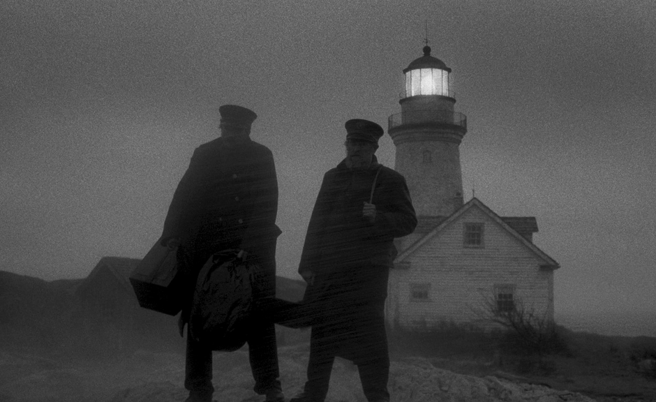 Image du film
Les deux personnages dehors devant le phare par mauvais temps