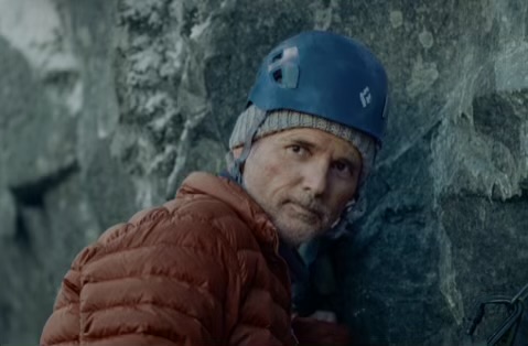 Photo d’Eric Bana avec une tenue d’alpiniste 