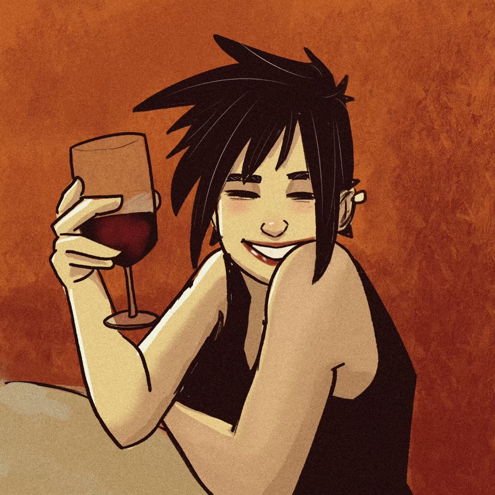 Une femme souriante tenant un verre de vin à la main